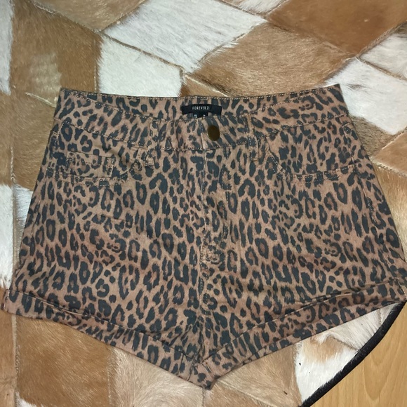 Highwaist leopard print shorts - Picture 2 of 4